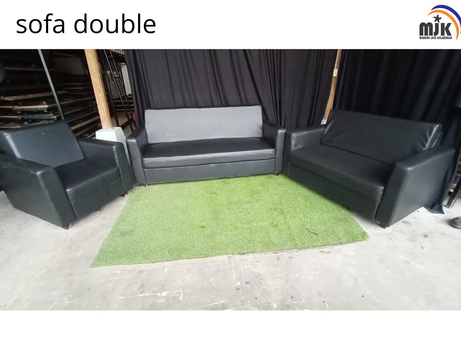 sofa double hitam.