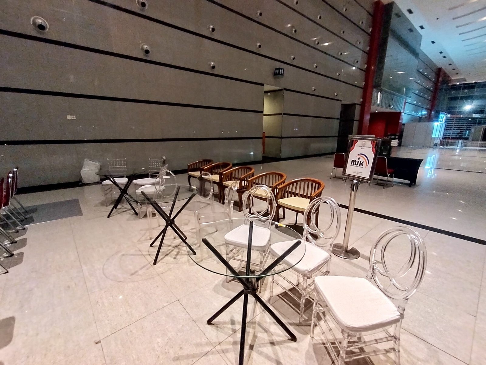 Meja Dealing Kaca JIEXPO KEMAYORAN