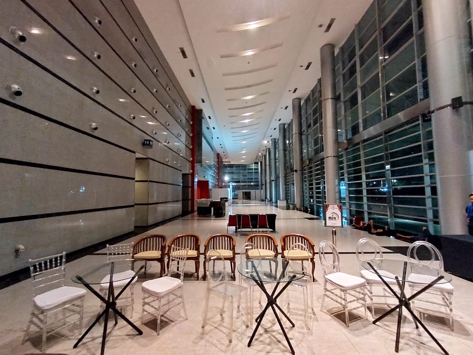 Meja Dealing Kaca JIEXPO KEMAYORAN